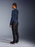 Giacca Alpinestars Stella C-1 Air in blu, vista posteriore di tre quarti, mette in risalto i pannelli posteriori in rete e le linguette di regolazione in vita, abbinata a pantaloni da moto neri e sneaker nere, abbigliamento da moto urban