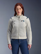 Alpinestars Stella Circal-1 Air Jacket, giacca da moto da donna, grigio Metal Gray con dettagli Methyl Blue, pannelli in mesh per il flusso d'aria, parte anteriore con zip e colletto alla coreana, indossata da una modella su jeans blu scuro