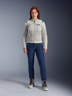 Giacca Alpinestars Stella CIRCAL-1 Air, giacca da moto da donna, grigio metallo e blu metile, indossata con jeans blu scuro e stivali da moto grigi, con pannelli in rete per la ventilazione e un design urbano moderno