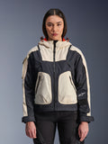 Alpinestars Molly Air Jacket, giacca da moto urban da donna, Black Almond, vista frontale su una modella, con pannelli in ripstop crema e nero, cappuccio con fodera arancione, chiusura frontale con cerniera e grandi tasche utility, abbigliamento da moto contemporaneo ispirato allo streetwear