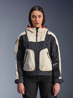 Alpinestars Molly Air Jacket, giacca da moto urban da donna, Black Almond, vista frontale su una modella, con pannelli in ripstop crema e nero, cappuccio con fodera arancione, chiusura frontale con cerniera e grandi tasche utility, abbigliamento da moto contemporaneo ispirato allo streetwear