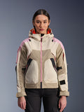 Alpinestars Molly Air Jacket, giacca da moto urbana da donna, colorazione Sand Pink Almond, design con cappuccio e ventilazione laser-perforata, dettaglio zip rosa e cinghie regolabili sulle maniche, indossata da una modella.