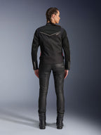 Alpinestars Stella T-Dyno Air Jacket, vista posteriore, giacca da moto da donna nera con profili bianchi e piccolo logo a stella, indossata con pantaloni tecnici neri e stivali da moto, vestibilità biker elegante per la guida urbana su strada