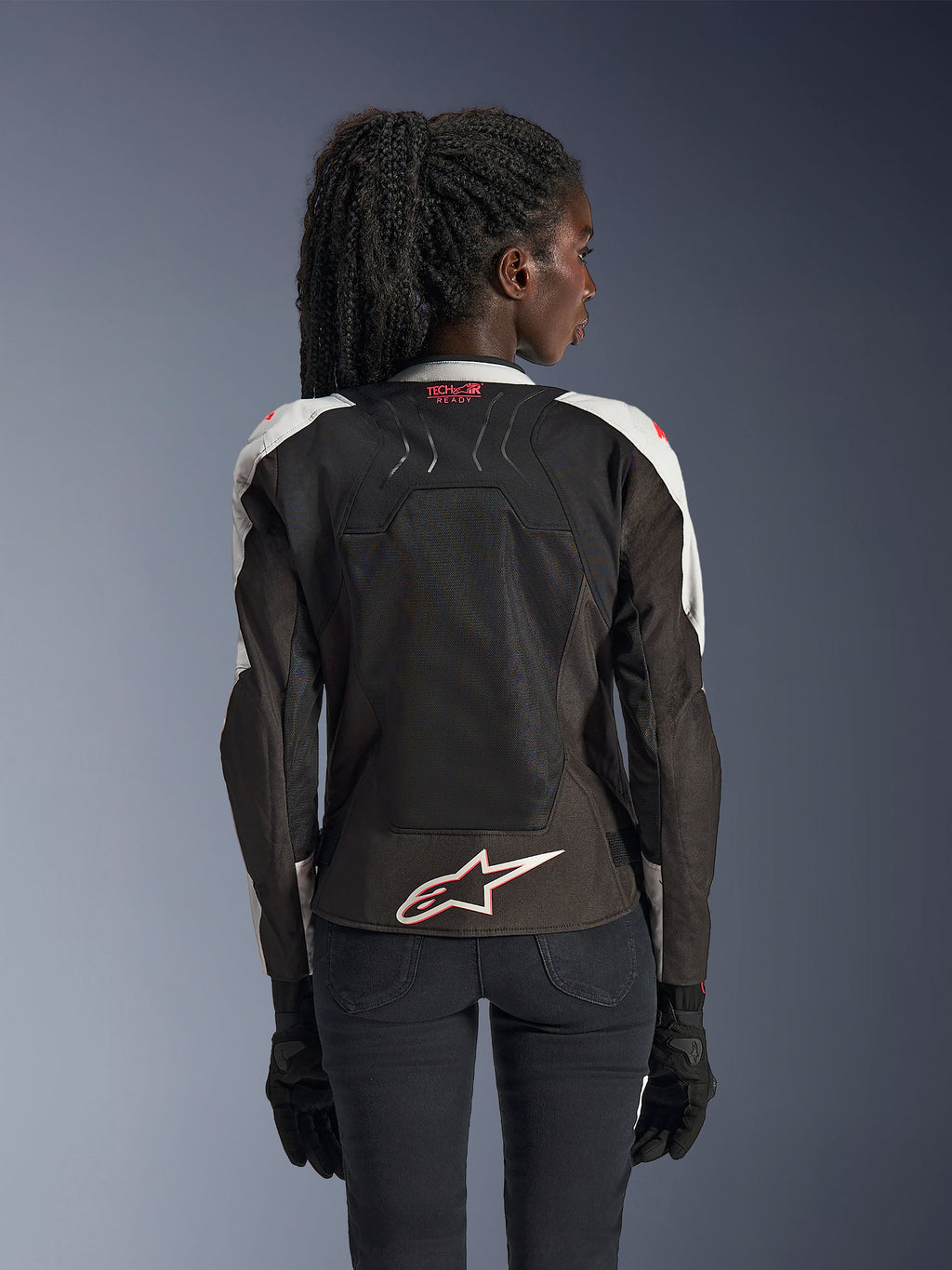 Giacca Alpinestars Stella SMX Air, giacca da moto da donna, Ice Gray e nero con accenti Coral Fluo, vista posteriore che mostra il marchio Tech-Air Ready e il logo Astar bianco, struttura in rete per un'elevata ventilazione, vestibilità sportiva