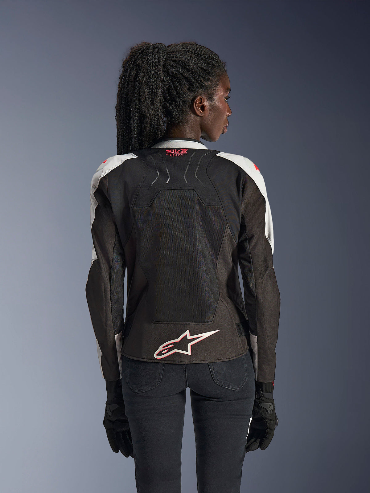 Giacca Alpinestars Stella SMX Air, giacca da moto da donna, Ice Gray e nero con accenti Coral Fluo, vista posteriore che mostra il marchio Tech-Air Ready e il logo Astar bianco, struttura in rete per un'elevata ventilazione, vestibilità sportiva