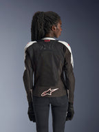 Giacca Alpinestars Stella SMX Air, giacca da moto da donna, Ice Gray e nero con accenti Coral Fluo, vista posteriore che mostra il marchio Tech-Air Ready e il logo Astar bianco, struttura in rete per un'elevata ventilazione, vestibilità sportiva