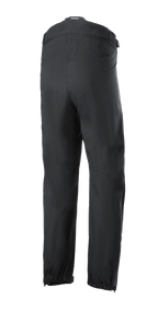 Pantaloni Alpinestars AMT Storm Gear Drystar® XF, sovrapantaloni da moto neri, vista posteriore con cerniera di connessione in vita a tutta circonferenza, orli elasticizzati e aperture delle gambe con zip per la guida in condizioni di pioggia.