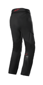 Alpinestars AMT 7 Air Pants, pantaloni da moto Adventure Touring, Nero Dark Shadow, vista posteriore con logo Alpinestars rosso sulla fascia in vita, con pannelli di ventilazione MATRYX e zone elasticizzate per il flusso d'aria e il comfort.