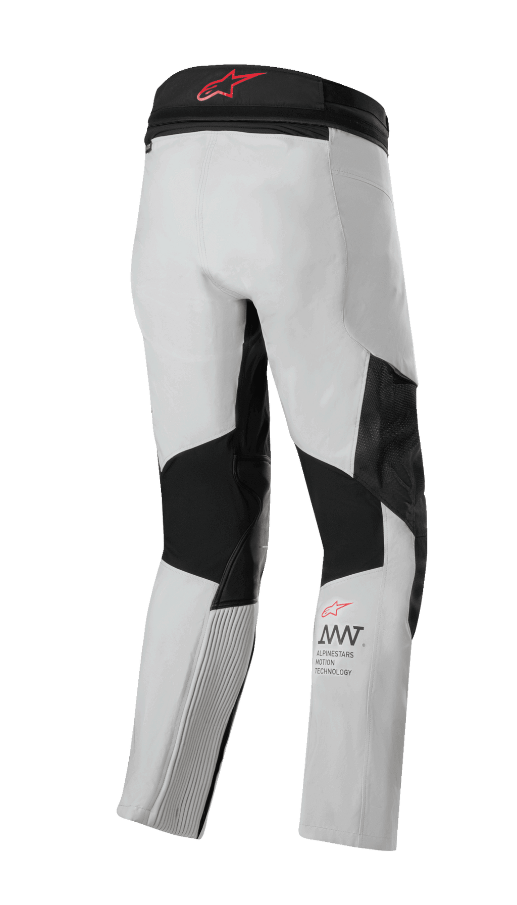 Alpinestars AMT 7 Air Pants, pantaloni da moto, color sabbia e Dark Shadow, vista posteriore con pannelli elasticizzati neri e inserti di ventilazione, logo rosso sulla fascia in vita e branding AMT sulla parte inferiore della gamba, abbigliamento tecnico da adventure touring
