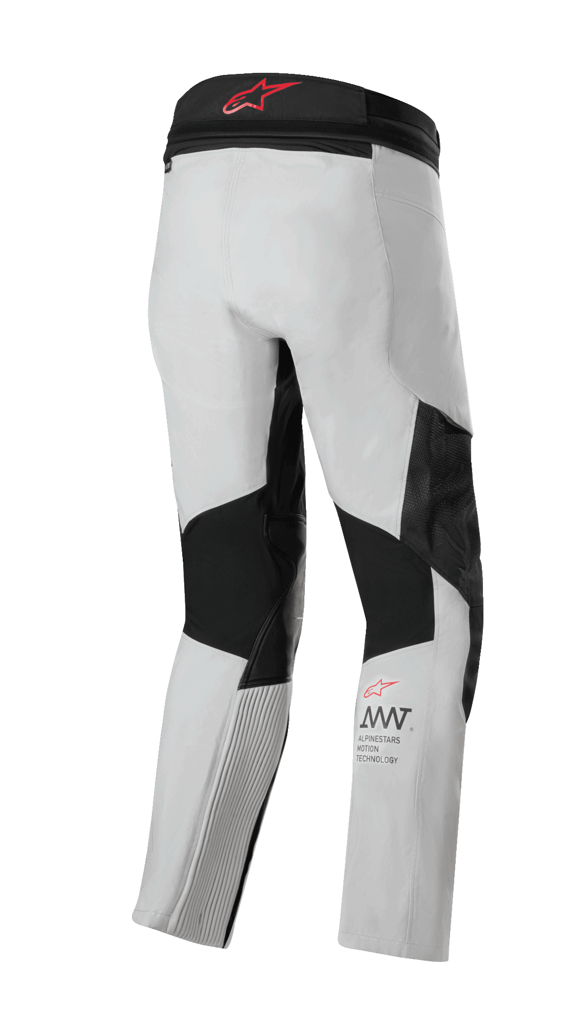 Alpinestars AMT 7 Air Pants, pantaloni da moto, color sabbia e Dark Shadow, vista posteriore con pannelli elasticizzati neri e inserti di ventilazione, logo rosso sulla fascia in vita e branding AMT sulla parte inferiore della gamba, abbigliamento tecnico da adventure touring