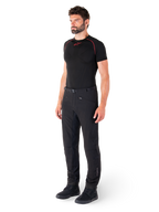 Pantaloni Alpinestars Alden, pantaloni da moto urban, nero, tessuto softshell vestibilità regular, indossati da un modello con base layer nero e scarpe da moto, con cintura in vita con chiusura magnetica e tasche con zip.