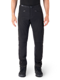 Pantaloni Alpinestars Alden, pantaloni neri da moto urban, vista frontale, tessuto softshell tecnico elasticizzato, cintura integrata con fibbia magnetica, tasche anteriori con cerniera, dettagli trapuntati sulle ginocchia, silhouette slim-fit, abbinati a scarpe da moto nere
