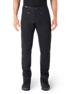 Pantaloni Alpinestars Alden, pantaloni neri da moto urban, vista frontale, tessuto softshell tecnico elasticizzato, cintura integrata con fibbia magnetica, tasche anteriori con cerniera, dettagli trapuntati sulle ginocchia, silhouette slim-fit, abbinati a scarpe da moto nere
