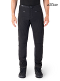 Alpinestars Pantaloni Alden, pantaloni da moto urban contemporary da uomo, nero, indossati da un modello, con struttura in tessuto softshell e protezione certificata CE