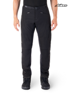 Alpinestars Pantaloni Alden, pantaloni da moto urban contemporary da uomo, nero, indossati da un modello, con struttura in tessuto softshell e protezione certificata CE