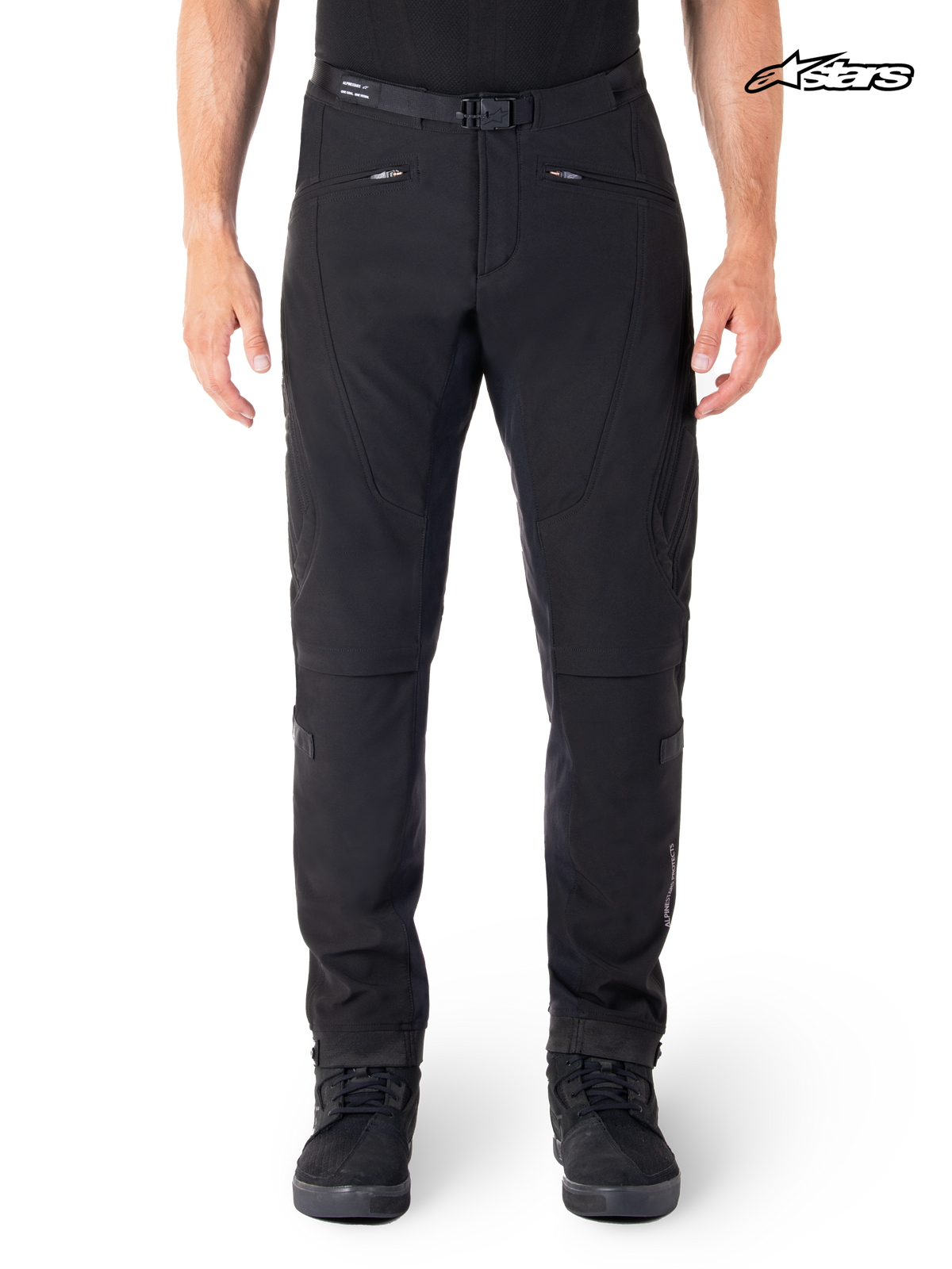 Alpinestars Pantaloni Alden, pantaloni da moto urban contemporary da uomo, nero, indossati da un modello, con struttura in tessuto softshell e protezione certificata CE