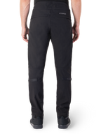 Pantaloni Alpinestars Alden, pantaloni da moto urbani neri, vista posteriore, con marchio MO.ST.EQ. riflettente sul carré posteriore, vestibilità aderente sotto il ginocchio e regolatori di volume con bottoni a pressione su polpacci e caviglie, design in tessuto tecnico ispirato allo streetwear.