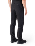 Alpinestars Alden Pants, pantaloni da moto urban, nero, vista posteriore che mostra il tessuto softshell tecnico con dettagli trapuntati, branding riflettente MO.ST.EQ. sul carré posteriore e cinturini regolabili sui polpacci, abbinati a scarpe da guida nere