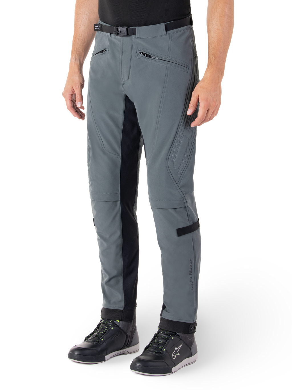 Alpinestars Alden Pants, pantaloni da moto grigio urban e neri, pantaloni da guida in tessuto ispirati allo streetwear con softshell elasticizzato a 3 strati, pannelli interni gamba neri, cintura integrata, vestibilità aderente sotto il ginocchio, indossati con scarpe da guida nere