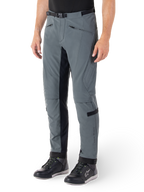 Alpinestars Alden Pants, pantaloni da moto grigio urban e neri, pantaloni da guida in tessuto ispirati allo streetwear con softshell elasticizzato a 3 strati, pannelli interni gamba neri, cintura integrata, vestibilità aderente sotto il ginocchio, indossati con scarpe da guida nere