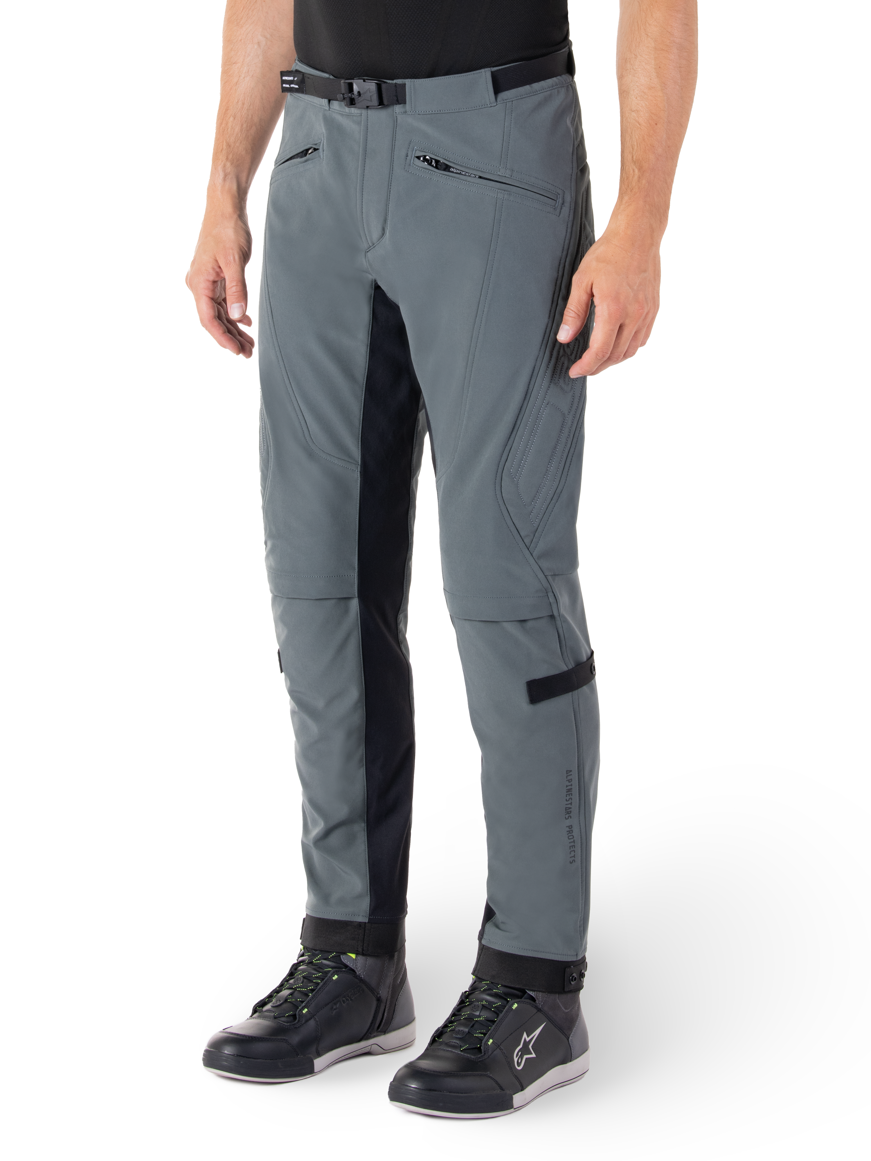 Alpinestars Alden Pants, pantaloni da moto grigio urban e neri, pantaloni da guida in tessuto ispirati allo streetwear con softshell elasticizzato a 3 strati, pannelli interni gamba neri, cintura integrata, vestibilità aderente sotto il ginocchio, indossati con scarpe da guida nere
