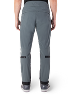 Alpinestars Pantaloni Alden, Urban Gray, vista posteriore di pantaloni da moto urban da uomo, vestibilità aderente sotto il ginocchio con cinturini di regolazione neri sul polpaccio, design a vita alta con marchio MO.ST.EQ. sul carré posteriore, indossati con scarpe da moto grigie