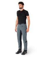 Pantaloni Alpinestars Alden, pantaloni tecnici da moto in grigio Urban Gray, con pannelli laterali trapuntati e tessuto elasticizzato nero all'interno gamba, abbinati a un base layer nero e scarpe da moto, abbigliamento urbano ispirato allo streetwear