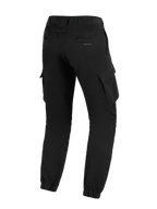 Alpinestars Pantaloni Cargo Flex-AST, nero, vista posteriore di tre quarti, pantaloni da moto urban con ampie tasche cargo laterali, orli elasticizzati e logo discreto sulla tasca posteriore.