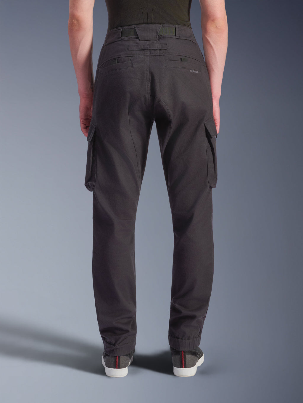 Alpinestars Pantaloni Cargo Flex-AST, nero, vista posteriore di pantaloni tecnici da moto con vestibilità regular affusolata e orli elasticizzati, ampie tasche cargo e branding discreto, progettati per la guida urbana.