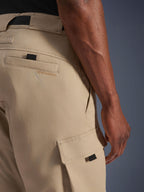 Alpinestars Flex-AST Cargo Pants - Short, beige chiaro, vista laterale ravvicinata che mostra la tasca cargo con linguetta nera e logo ricamato sulla tasca posteriore, materiale tessile resistente, abbigliamento da moto urbano