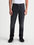 Alpinestars Flex Ast 8 Denim Pantaloni, jeans da moto urbani da uomo, colore nero slavato, vista frontale su un modello che indossa abbigliamento casual, denim elasticizzato monostrato certificato AA