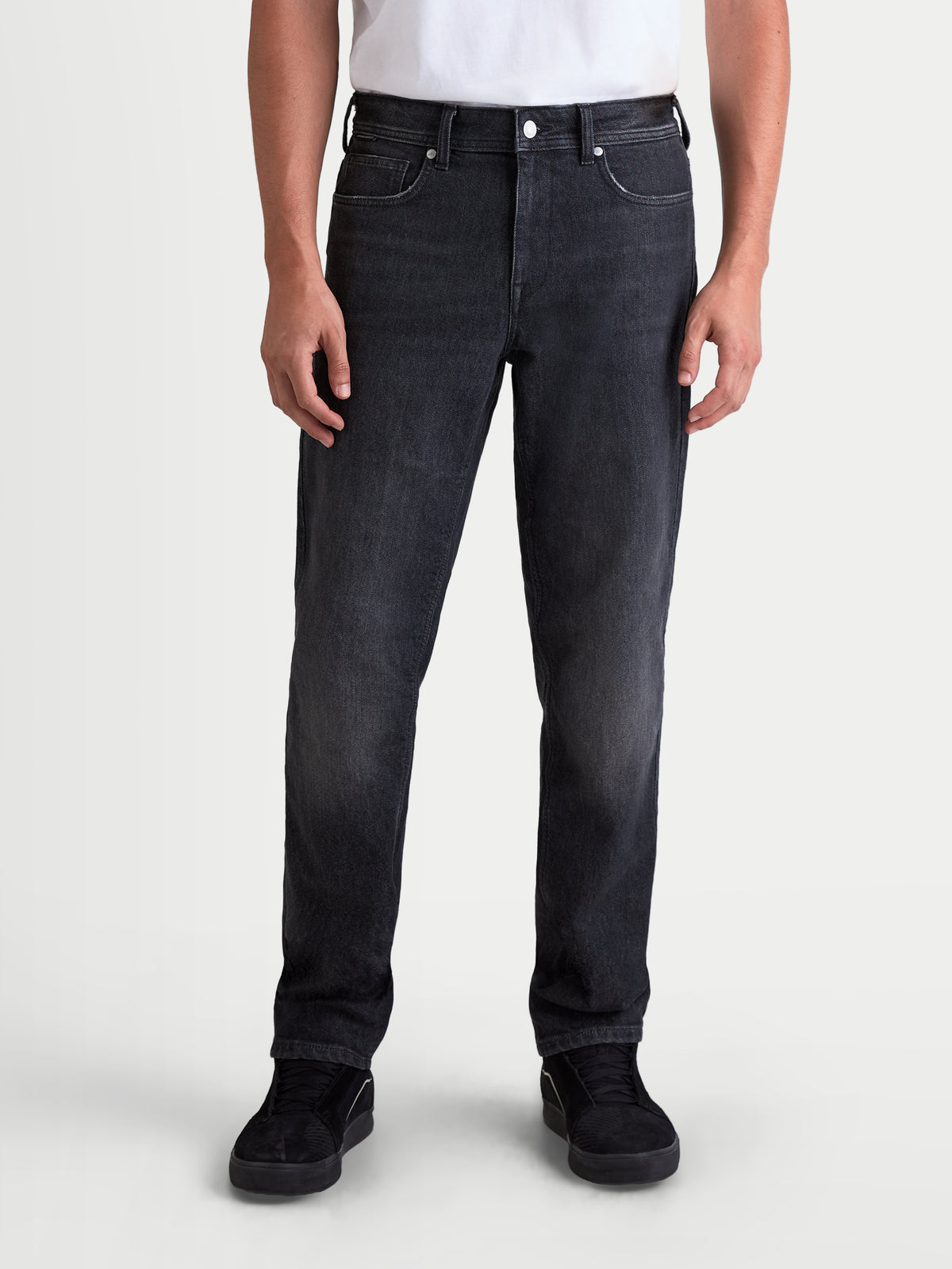 Alpinestars Flex Ast 8 Denim Pantaloni, jeans da moto urbani da uomo, colore nero slavato, vista frontale su un modello che indossa abbigliamento casual, denim elasticizzato monostrato certificato AA