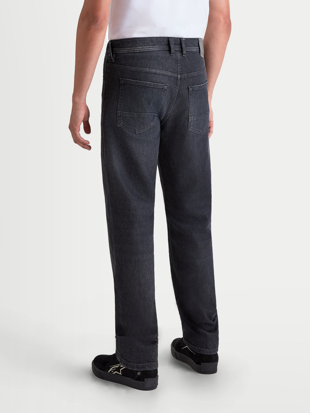 Alpinestars Flex Ast 8 Denim Pantaloni, jeans da moto urbani da uomo, nero slavato, vista posteriore che mostra la struttura in denim tecnico monostrato, tasche posteriori e vestibilità regolare dritta indossati da un modello