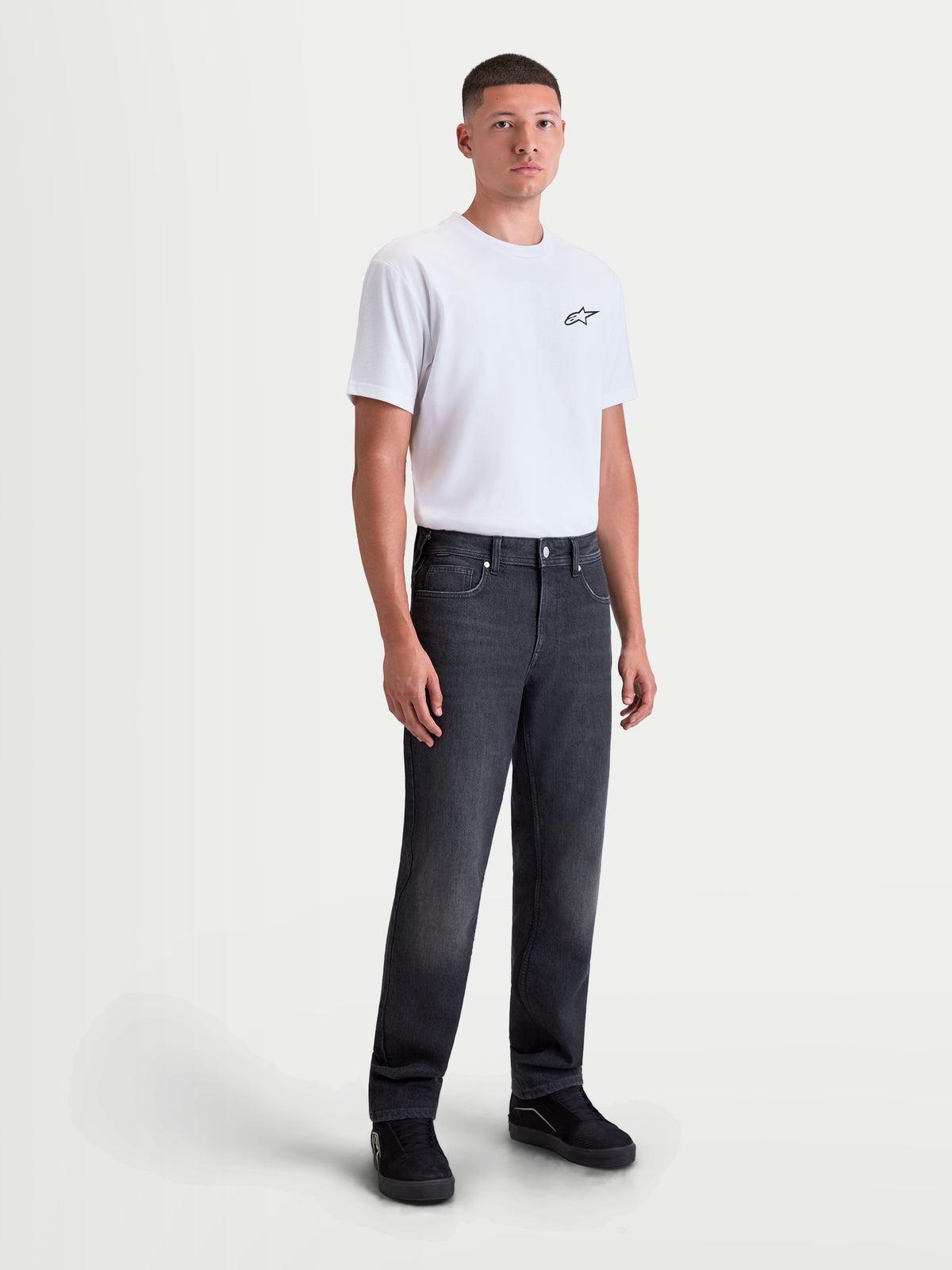 Alpinestars Flex Ast 8 Denim Pantaloni, pantaloni da moto urbani da uomo in denim nero slavato, taglio straight fit indossati da un modello con t-shirt bianca