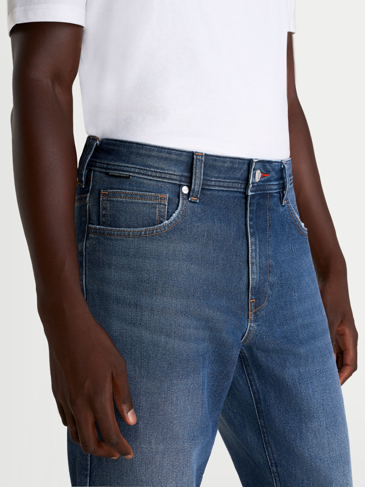 Alpinestars Flex Ast 8 Denim Pantaloni, jeans da moto urban da uomo in blu medio, vista ravvicinata focalizzata sulla vita e sulla costruzione della tasca anteriore, indossati da un modello