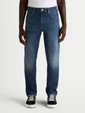 Alpinestars Flex Ast 8 Denim Pantaloni, jeans da moto urbani da uomo, colore blu medio, vista frontale su un modello con scarpe da sneaker casual, denim monostrato con caratteristiche protettive