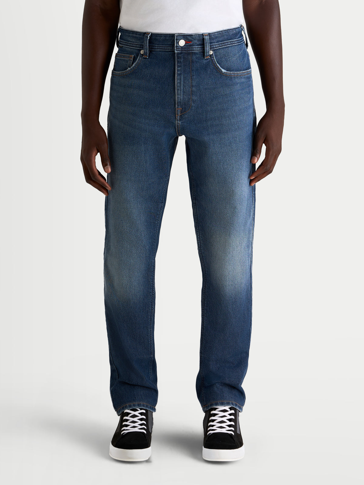 Alpinestars Flex Ast 8 Denim Pantaloni, jeans da moto urbani da uomo, colore blu medio, vista frontale su un modello con scarpe da sneaker casual, denim monostrato con caratteristiche protettive