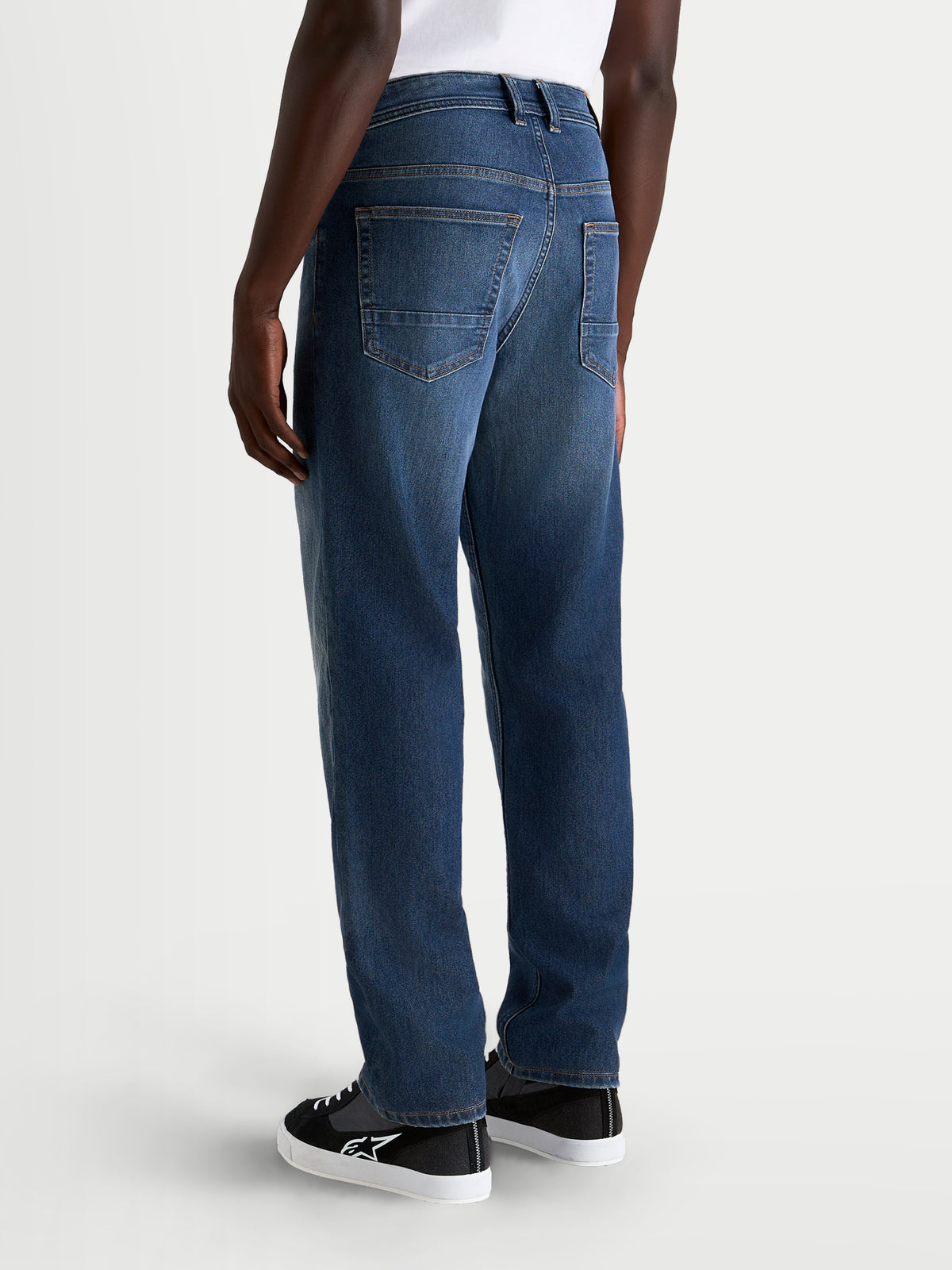 Alpinestars Flex Ast 8 Denim Pantaloni, pantaloni da moto urban da uomo in blu medio, vista posteriore con costruzione in denim elasticizzato monostrato, layout a cinque tasche e vestibilità regolare dritta indossati da un modello
