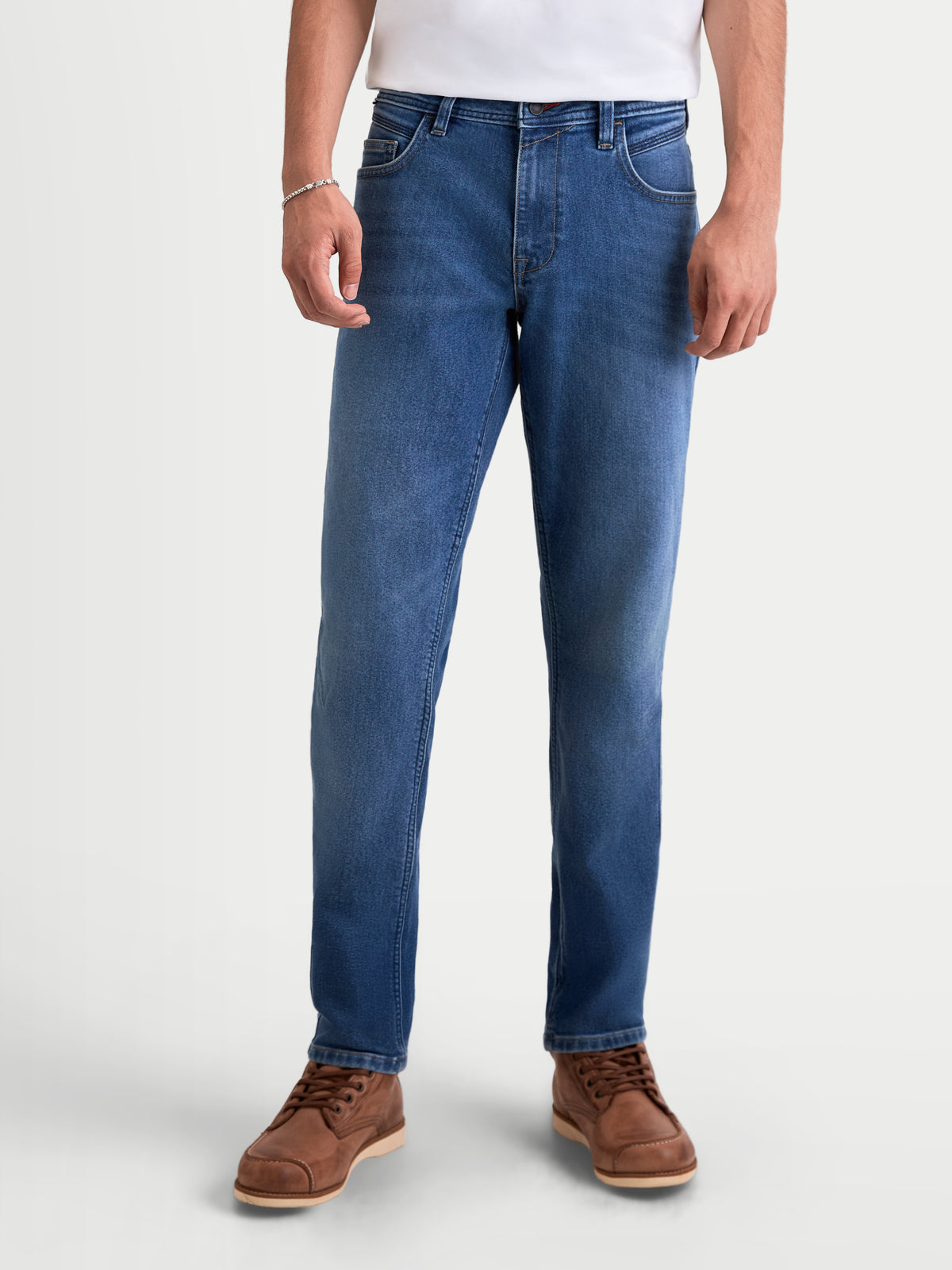Alpinestars Flex Ast 7 Denim Pantaloni Short, pantaloni da moto urban da uomo in blu chiaro, vista anteriore su un modello che indossa abbigliamento casual e stivali marroni, denim tecnico certificato AA con struttura monostrato