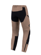Alpinestars Flex-AST Explorer Pants, Walnut Black, vista posteriore, pantaloni da moto adventure con pannelli neri rinforzati sulla seduta e fondo gamba, tasca cargo con zip e cerniere lunghe per la compatibilità con gli stivali.