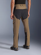 Alpinestars Flex-AST Explorer Pants, pantaloni da moto adventure Walnut Black, vista posteriore che mostra pannelli in ripstop neri sulla seduta e sulle gambe, vita elasticizzata e costruzione in tessuto elasticizzato resistente.