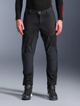 Alpinestars Troop-Air Pro Pants, pantaloni da moto neri, con ampi pannelli di ventilazione in rete sulle cosce e sulla parte inferiore delle gambe, tasche anteriori con zip, design in tessuto con vestibilità sportiva, indossati con scarpe da moto nere e un base layer a maniche lunghe