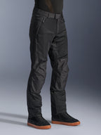 Alpinestars C-1 Air Pants, pantaloni da moto urban, nero, con pannelli in rete tecnica traspirante e costruzione in poliestere, indossati con sneaker nere, design pulito e funzionale per la guida in città.