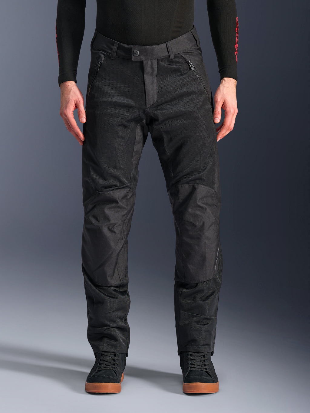 Alpinestars C-1 Air Pants, pantaloni moto in tessuto nero, abbigliamento urban con ampi pannelli in rete per la ventilazione, ginocchia rinforzate, tasche anteriori con zip e vestibilità sartoriale pulita