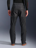 Alpinestars C-1 Air Pants, vista posteriore, nero, pantaloni da moto urbani in tessuto con ampi pannelli in mesh tecnica sul retro delle gambe per la ventilazione, design essenziale con logo discreto, indossati con base layer nero e scarpe da guida casual