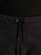 Alpinestars Pantaloni Aeroshell Airflow, Nero, primo piano della vita con cordoncino elastico interno regolabile e dettaglio dell'occhiello argentato, abbigliamento moto sport-touring