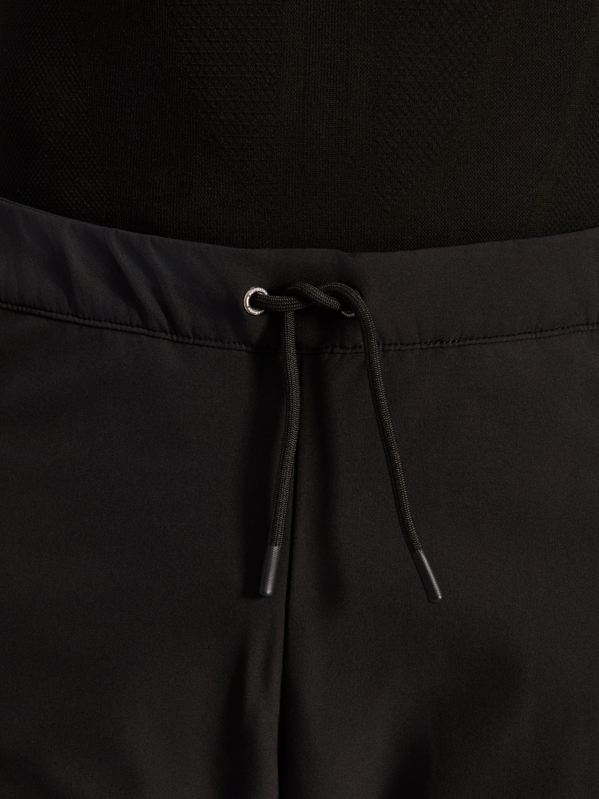 Alpinestars Pantaloni Aeroshell Airflow, Nero, primo piano della vita con cordoncino elastico interno regolabile e dettaglio dell'occhiello argentato, abbigliamento moto sport-touring