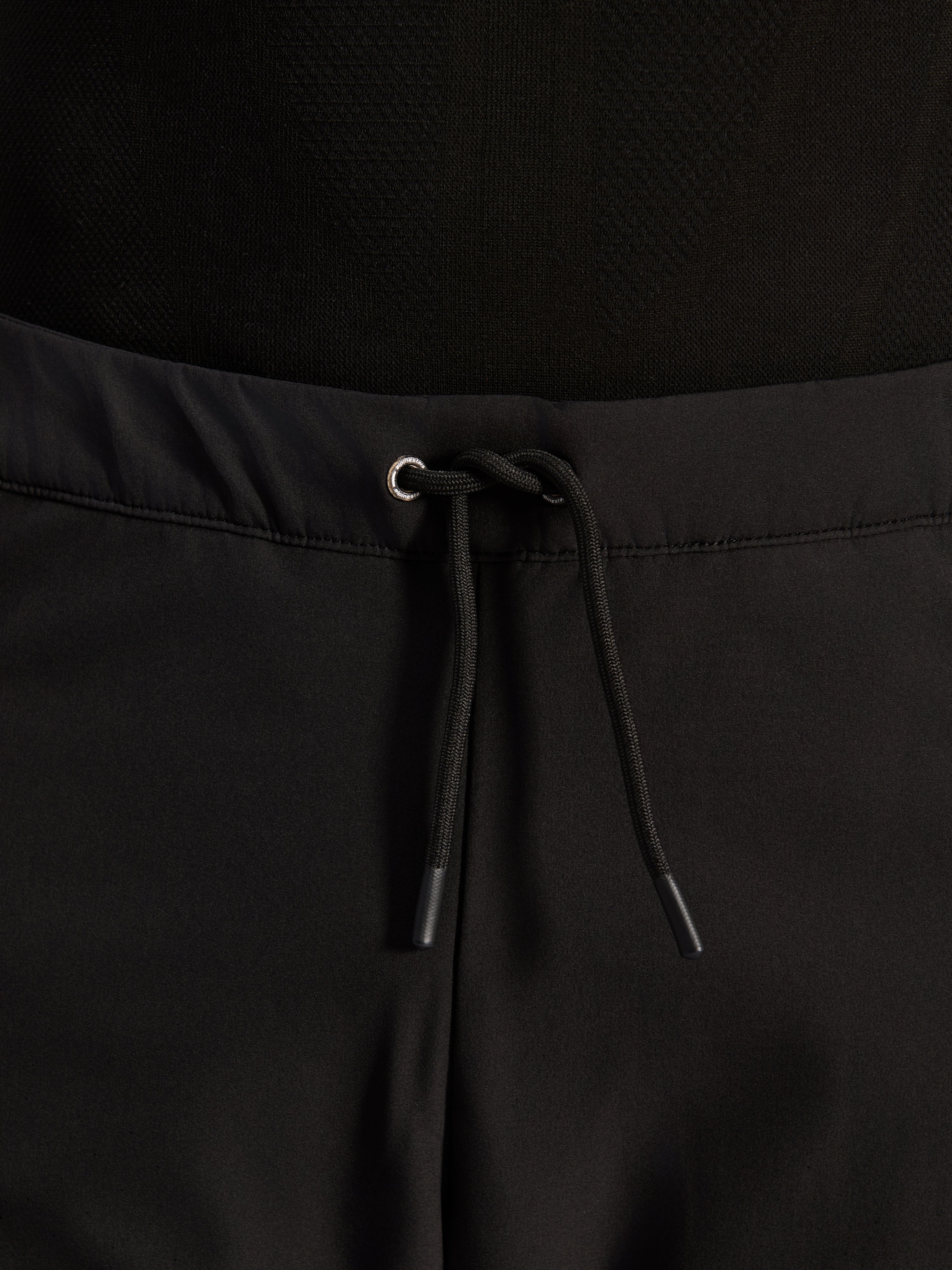 Alpinestars Pantaloni Aeroshell Airflow, Nero, primo piano della vita con cordoncino elastico interno regolabile e dettaglio dell'occhiello argentato, abbigliamento moto sport-touring