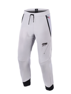 Alpinestars Aeroshell Airflow Pants, pantaloni da moto grigio medio, caratterizzati da zone di ventilazione traforate al laser, logo ASTARS sulla coscia sinistra, vita con coulisse e polsini neri alle caviglie, design tecnico in softshell per guida sportiva e urbana