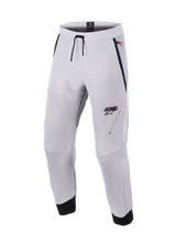 Alpinestars Aeroshell Airflow Pants, pantaloni da moto grigio medio, caratterizzati da zone di ventilazione traforate al laser, logo ASTARS sulla coscia sinistra, vita con coulisse e polsini neri alle caviglie, design tecnico in softshell per guida sportiva e urbana
